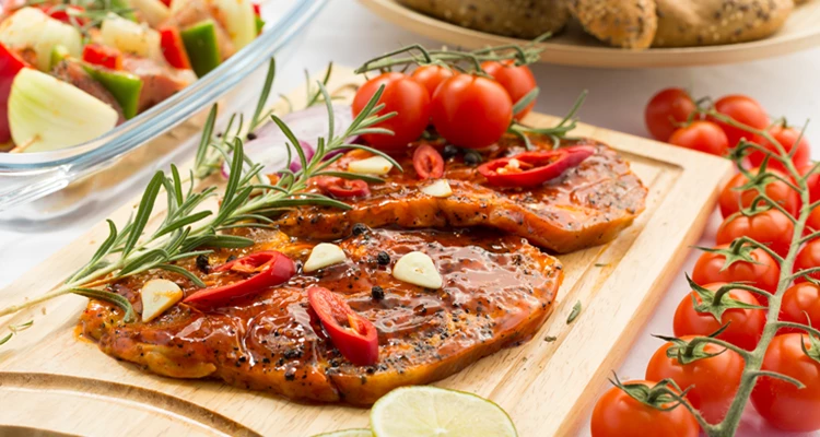 Marinieren wie ein Grillprofi: So wird Ihr Fleisch zart, saftig und würzig